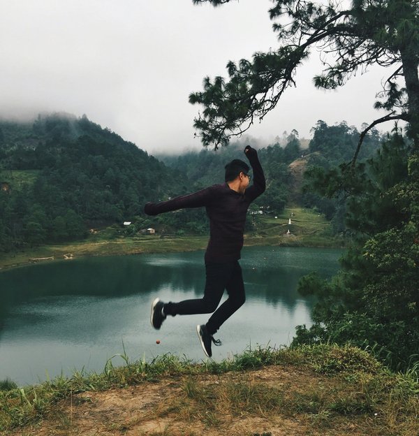 Quelles locations de vacances en Patagonie proposent des expéditions de trekking et des ateliers de photographie?